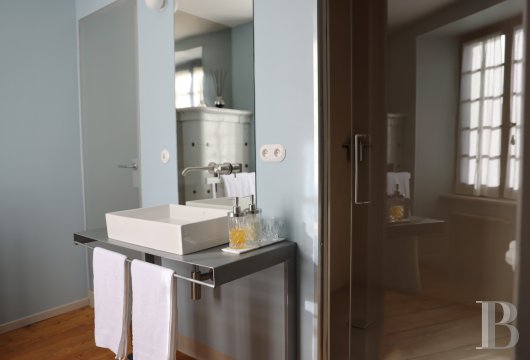 Dans l’Ain, à proximité de Genève, une maison du 17e siècle traversée par un souffle contemporain - photo  n°11